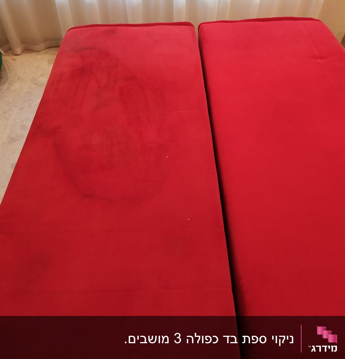 כתם על ספה אדומה לפני ניקוי